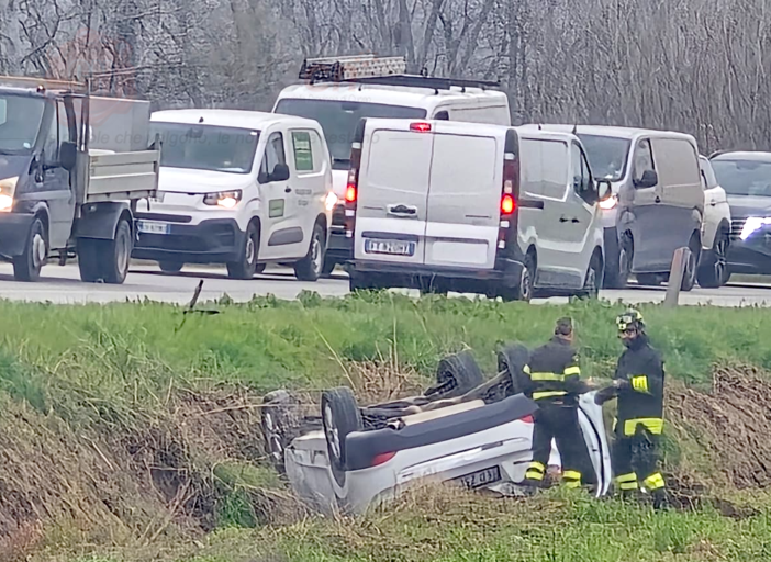 Auto esce di strada e si rovescia in un campo sulla Provinciale 7 tra Pollenzo e Cherasco