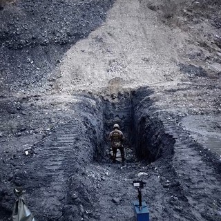 Artificieri del Genio Guastatori di Fossano bonificano 29 proiettili di artiglieria della Seconda Guerra Mondiale rinvenuti a Carcare. Foto dalla pagina Facebook dell'Associazione Nazionale Alpini