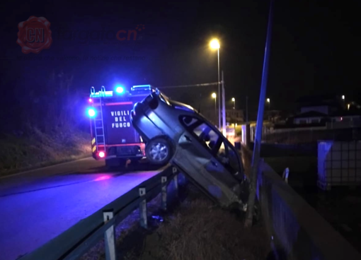 Auto finisce fuori strada a Borbore di Vezza d'Alba: in ospedale il guidatore