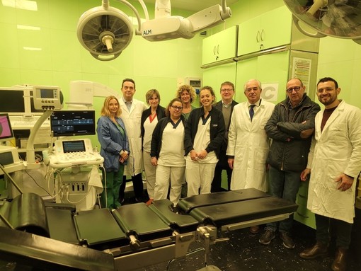 Savigliano è il primo ospedale pubblico in Piemonte e il settimo in Italia a possedere questa tecnologia. Nella foto l'équipe di Urologia col presidente degli Amici dell'Ospedale Valerio Maccagno