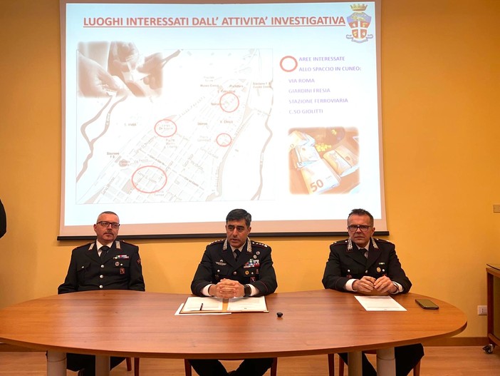 I vertici dell'Arma provinciale (al centro il comandante Piras) illustrano l'esito dell'ultima operazione di contrasto allo spaccio nella zona prossima alla stazione ferroviaria di Cuneo