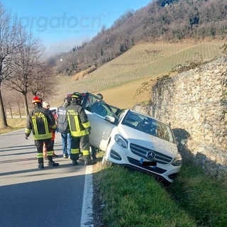 L'auto finita fuori strada