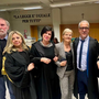 I vezzesi Giuseppe Steffanino (primo da sinistra) e Carla Bonino (quarta da sinistra), coi legali Silvia Calzolaro, Marta Giovannini, Marco Calosso e Elisa Anselmo