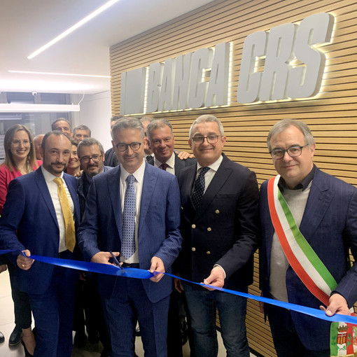 Il taglio del nastro dell’inaugurazione della nuova filiale di Banca CRS a Busca. Da sinistra: Riccardo Isaia (direttore filiale), Emanuele Regis (direttore generale), Luca Crosetto (vicepresidente) e Marco Gallo (sindaco di Busca)