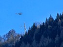 L'elicottero mentre trasporta il generatore in area cima Buschin, nel Comune di Borgo San Dalmazzo