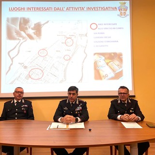 I vertici dell'Arma provinciale (al centro il comandante Piras) illustrano l'esito dell'ultima operazione di contrasto allo spaccio nella zona prossima alla stazione ferroviaria di Cuneo