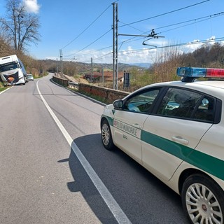 Bra, mezzo pesante finisce fuori strada lungo la provinciale 134