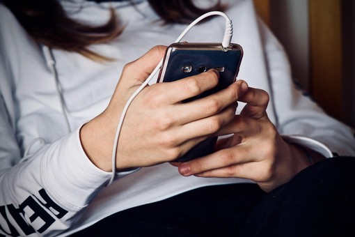 Smartphone e adolescenti, il dottor Gonella: &quot;Il cellulare non è la causa unica del mancato dialogo tra genitori e figli. A volte è l'opposto&quot;