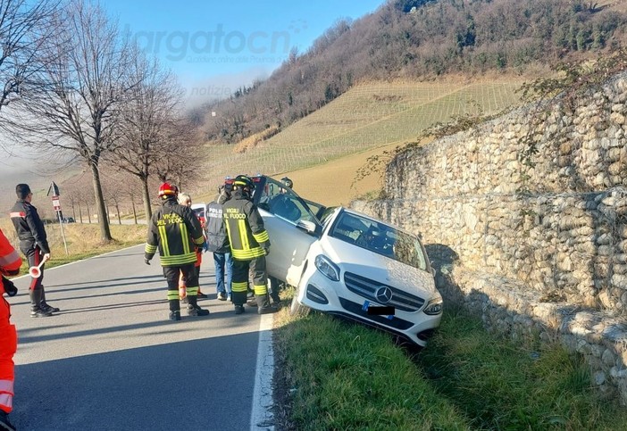 L'auto finita fuori strada