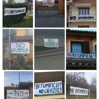 Gli striscioni comparsi sui balconi del paese