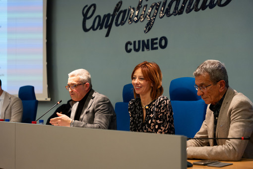 Nelle foto alcuni momenti della presentazione avvenuta ieri sera presso la sede dell'associazione di categoria provinciale