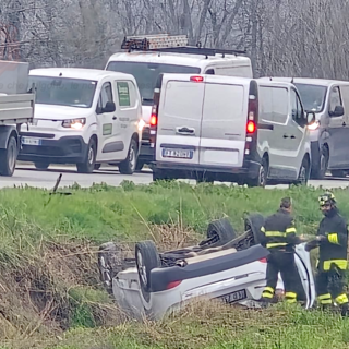 Auto esce di strada e si rovescia in un campo sulla Provinciale 7 tra Pollenzo e Cherasco