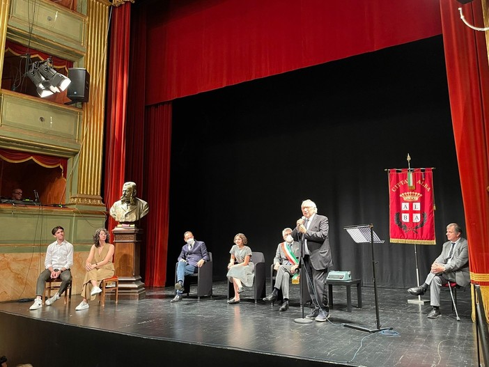 Il ministro dell'Istruzione Patrizio Bianchi sul palco del Teatro Sociale di Alba per i 200 anni dalla nascita di Michele Coppino