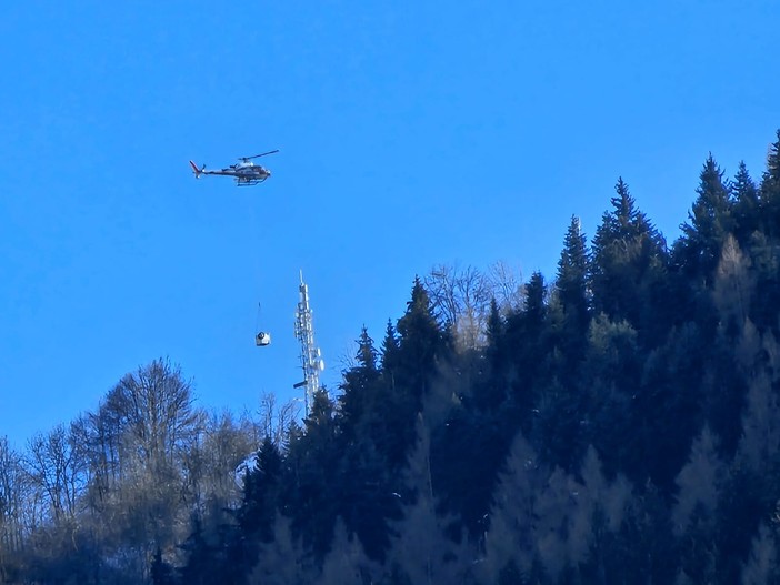 L'elicottero mentre trasporta il generatore in area cima Buschin, nel Comune di Borgo San Dalmazzo