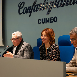 Nelle foto alcuni momenti della presentazione avvenuta ieri sera presso la sede dell'associazione di categoria provinciale