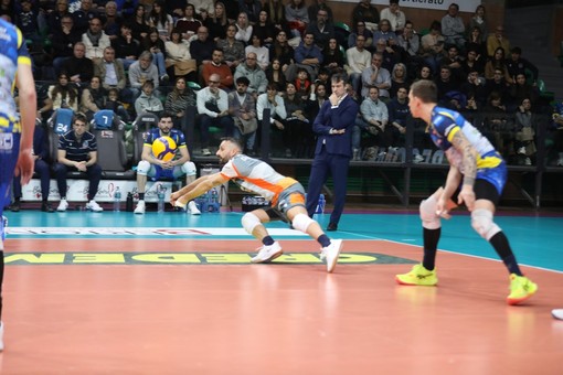 Una difesa del libero Cavaccini durante la partita vinta con Ravenna (Foto Beatrice Bramardi)