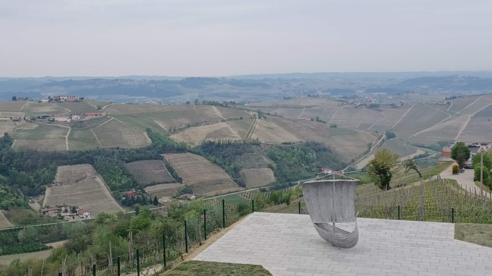 Pronta a navigare sulle colline di Langhe e Roero: inaugurata a Neviglie la barca a vela dell’artista Jean Marie Appriou