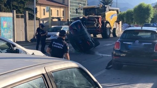 Borgo San Dalmazzo: suv urta veicolo in sosta, si ribalta e colpisce ambulanza in servizio d'emergenza