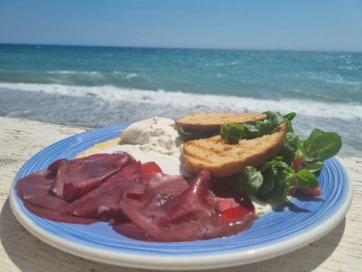 Una giornata al mare: cosa mangiare sotto l’ombrellone