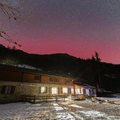 L'aurora boreale colora (di nuovo) i cieli della Granda nel primo giorno dell'anno