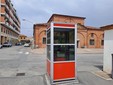La cabina telefonica di fianco all'Ala Polifunzionale sul rialzo di piazzetta Monviso