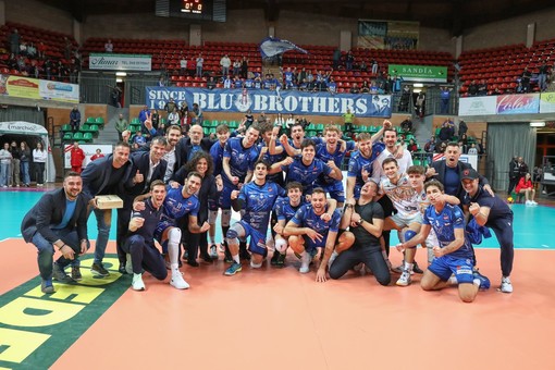 La gioia di giocatori e staff: Cuneo piega la prima della classe al tie break (Foto: Valerio Giraudo)