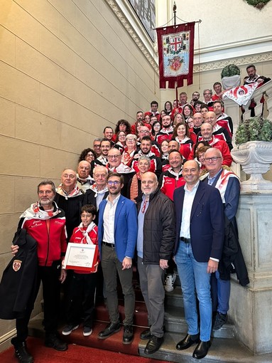 Anche in Comune la festa per i cinquant'anni del gruppo Sbandieratori e Musici della Città di Alba