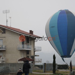 Una delle mongolfiere decollate questa mattina