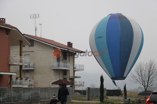 Una delle mongolfiere decollate questa mattina