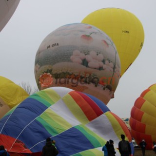 Le mongolfiere sfidano il meteo e solcano i cieli di Mondovì anche questa mattina