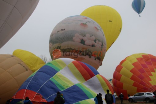 Le mongolfiere sfidano il meteo e solcano i cieli di Mondovì anche questa mattina