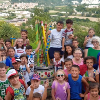 I 'cittadini' di Mini Piozzo realizzano un 'portamatite' gigante per il belvedere dell'Albarosa [FOTO]