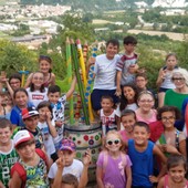 I 'cittadini' di Mini Piozzo realizzano un 'portamatite' gigante per il belvedere dell'Albarosa [FOTO]