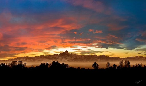 Un tramonto da incanto incornicia il Monviso nella foto di Tino Gerbaldo