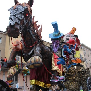 Gruppi e carri dalla Granda e dal Torinese colorano il Carnevale di Mondovì [FOTO E VIDEO]