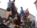 Gruppi e carri dalla Granda e dal Torinese colorano il Carnevale di Mondovì [FOTO E VIDEO]