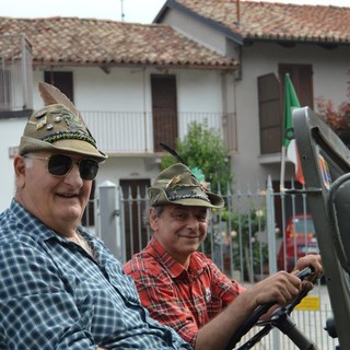 In primo piano Dario Stella con alcuni amici durante una sfilata