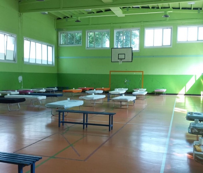 L'allestimento della palestra Macrino come dormitorio temporaneo