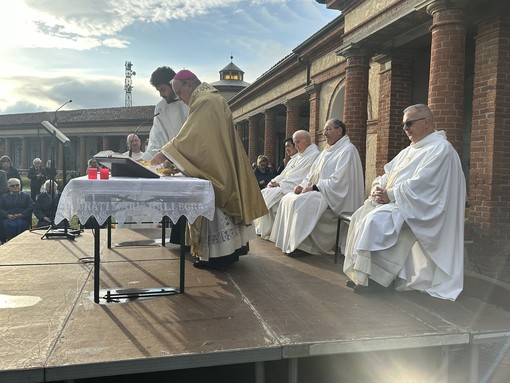 Un momento della cerimonia al cimitero tenuta lo scorso anno