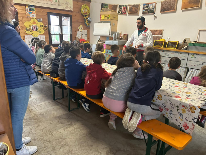 La primaria di Salmour in visita all’Ape Golosina di Cascina Monfrin