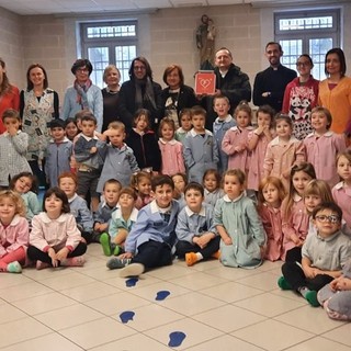 Bambini e maestre con il vescovo Bodo, don Dario Ruà , Tiziana Somà, Anna Amaria Gavatorta