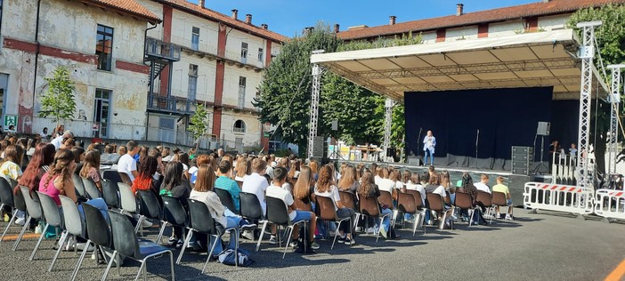 Saluzzo, primo giorno di scuola: accoglienza al Soleri Bertoni