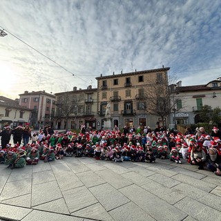 Gli auguri di Ntale in piazza Vineis di centinaia di bambini delle scuole dell’infanzia di Saluzzo, Pagno, Cervignasco