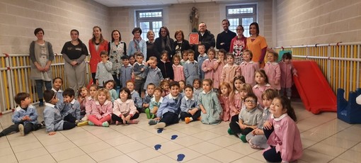 Bambini e maestre con il vescovo Bodo, don Dario Ruà , Tiziana Somà, Anna Amaria Gavatorta