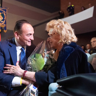 Il presidente della Regione Alberto Ciro consegna un mazzo di fiori alla signora Franca Ferrero (Fotoservizio di Barbara Guazzone, Asia Barolo, Andrea Olimpi)