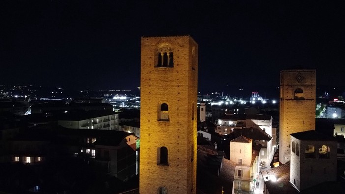 Alba illumina le sue torri per la campagna di sensibilizzazione al cancro al polmone