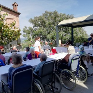 Da Govone due progetti per il benessere degli anziani: “Col vino e la natura riaccendiamo i loro sensi”