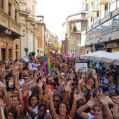 Il corteo del Pride attraversa via Maestra