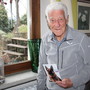 Alberto Borgna con la foto del cane Zacho