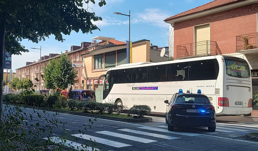 118, Vigili del Fuoco e Carabinieri sul luogo dell'incidente. Nel pomeriggio di ieri un altro investimento a poche centinaia di metri da qui, all'incrocio da tra corso Europa e via Pietro Ferrero